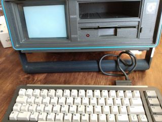 Vintage COMMODORE SX - 64 Executive Portable Computer.  Powers on Disk Lights KBD 5