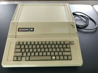 Vintage 1982 Apple Iie Computer A2s2064 - Cpu Only - Powers On But