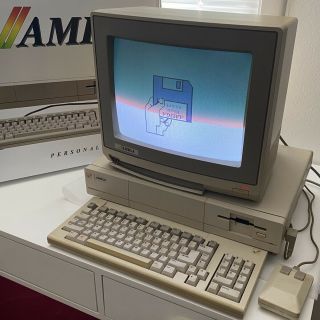Commodore Amiga 1000 Computer With Keyboard,  Mouse And Box.  Model A1000.