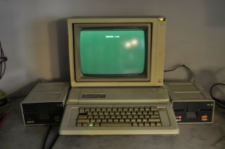 Vintage Apple Iie 2e Computer A2s2064 W/ Dual Disk Ii Drives & Monitor