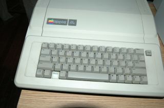 Vintage Apple Iie Computer A2s2064 Keyboard California Usa Powers On