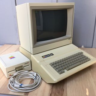 Vintage Apple Iie Computer Color Monitor Floppy Drive Powers On